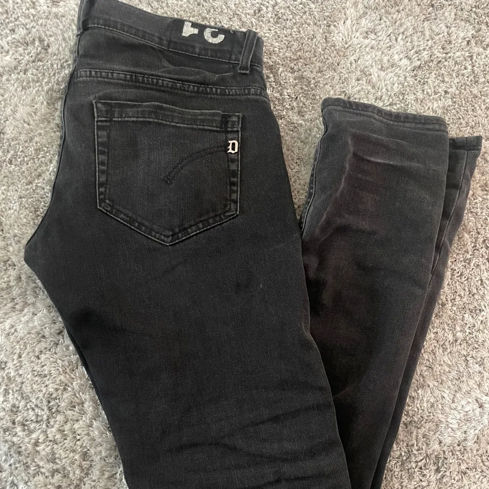 Säljer mina svarta ”Dondup George” jeans i storleken 31. Jeansen har inga defekter och skicket är 9/10. Nypris på Jeansen är : 3500 kr. Mitt pris är 749 kr . Hör av er vid minsta fråga! . Jeans & Byxor.