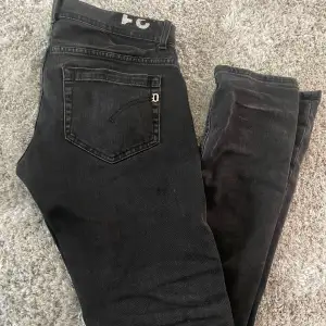 Säljer mina svarta ”Dondup George” jeans i storleken 31. Jeansen har inga defekter och skicket är 9/10. Nypris på Jeansen är : 3500 kr. Mitt pris är 749 kr . Hör av er vid minsta fråga! 