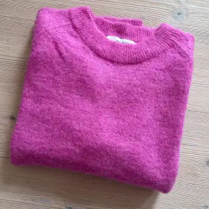 Rosa superfin stickad tröja från Selected Femme!💞Jättebra skick och endast använd fåtal gånger🥰🌸