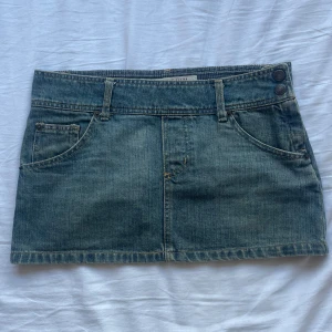 Mini jeanskjol - Super söt lågmidjad vintage jeanskjol som jag köpte här på Plick, den är tyvärr för liten på mig! Inga skador eller defekter med fin kvalite🩷 Måtten är 41 cm i midjan och 31 cm i längden🩷🩷