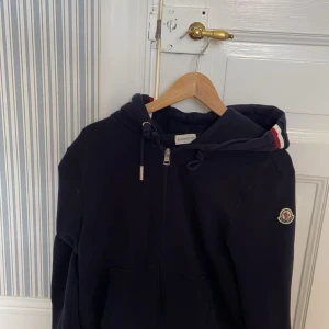 Moncler hoodie - Moncler hoodie i storlek Medium, väldigt bra skick, 