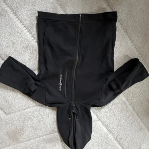 Sail racing zip - Säljer en sail racing zip hoddie köpt för 1200kr men säljer nu här för 350kr den är i 8,5/10 i skick. Priset kan förhandlas hör av dig om du undrar nått mer🤝☺️