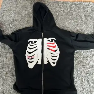 As cool skelett hoodie som ja såljer då den va för liten aldrig använd cond 10/10