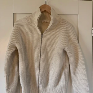 Full zip - Bra skick, inga hål eller fläckar. Använt den några gånger. Bomull och polyester. Priset kan diskuteras. Fråga gärna om det är något! 