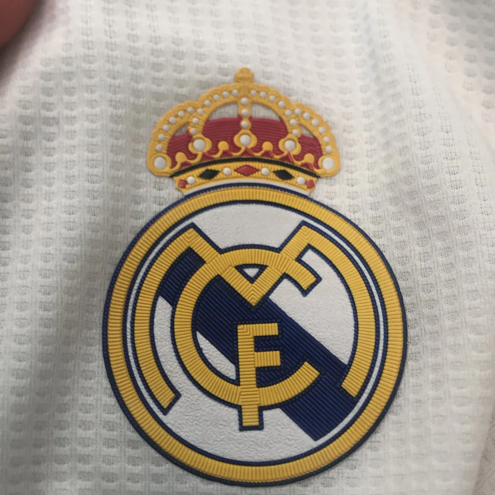 Real Madrids hemma tröja från 18/19 säsongen. Säljs för att den inte använts mycket. Bra skick utan spelar namn där bak. Finns i Linköping att hämta, skriv innan först om du vill ha den! 😀. Sport & träning.