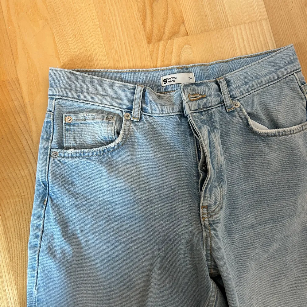 Ljusa jeans med slitningar från GinaTricot 🦋 Storlek: 36. Jeans & Byxor.