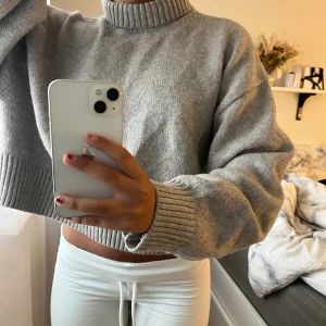 Stickad polotröja  - Stickad polotröja från h&m i nyskick, lite croppad