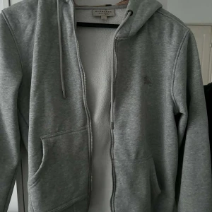 Burberry zip-up - Härlig grå burberry zip, passar med allt, storleken är XL men sitter även bra som L❗️