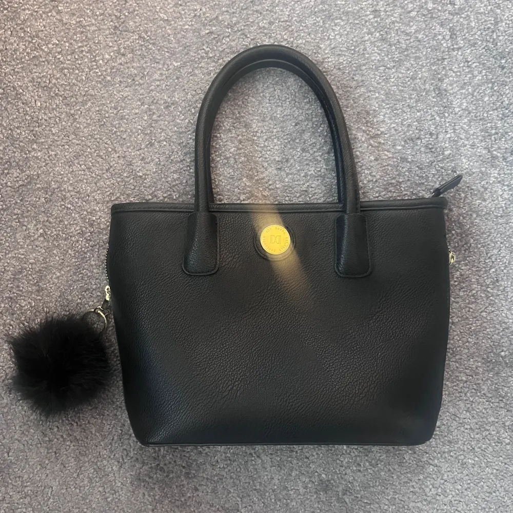 Säljer denna väska, som jag inte använder längre🥰i bra skick . Laukut & Käsilaukut.