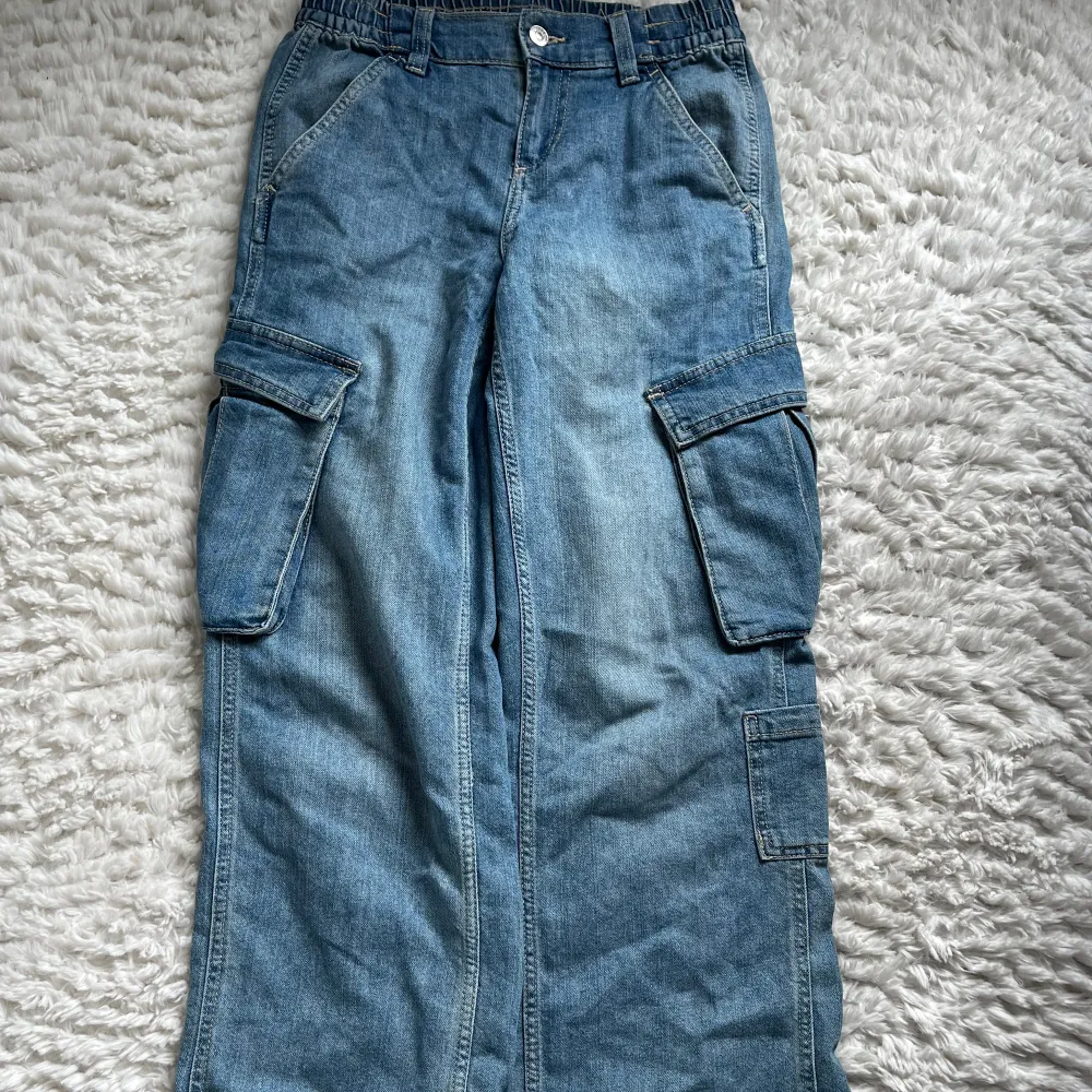 As snygga cargo jeans från h&m. Low waist och baggy! Nyskick. Jeans & Byxor.