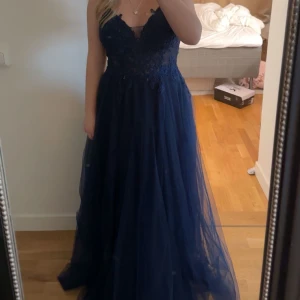 Bal klänning  - Säljer min fina balklänning som är använd en gång så den är i fint skick 💙😊😻 klänningen är i storlek 42 men sitter som en 38 (ny pris 2000) 