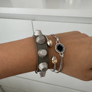 Balenciaga armband  - Super fint balenciaga armband i grå färg med silver nitar! I super fint skick💓