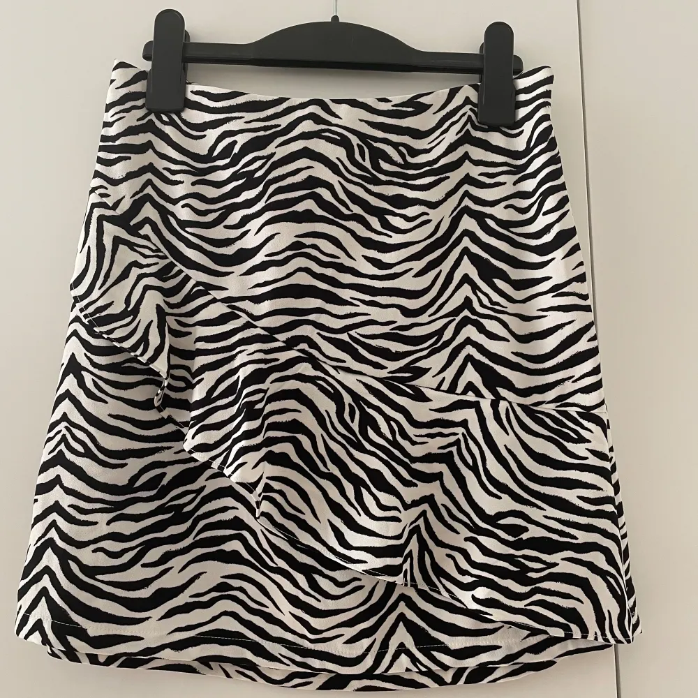 En zebra randig kjol med en volang, ifrån Lindex i storlek 158/164 (passar mig som har xs/s). Kommer ej till användning längre tyvärr, och inte använd många gånger, så i bra skick! 💓💗💘. Kjolar.