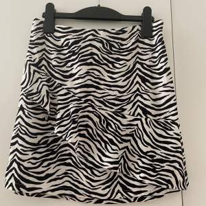En zebra randig kjol med en volang, ifrån Lindex i storlek 158/164 (passar mig som har xs/s). Kommer ej till användning längre tyvärr, och inte använd många gånger, så i bra skick! 💓💗💘