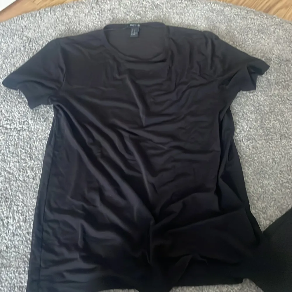 svart genomskinlig tröja i okej skick, storlek XS. Köptes för 169 säljes för 75 kr. T-shirts.