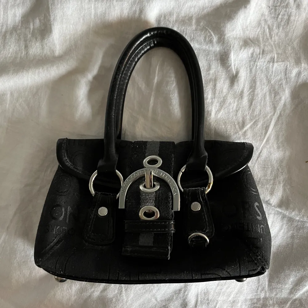 Liten handväska med en del söta detaljer från märket United colors of benetton modell Linea OY9, Finns ett innerfack med dragkedja. 80kr  Köparen står för frakten💕. Väskor.