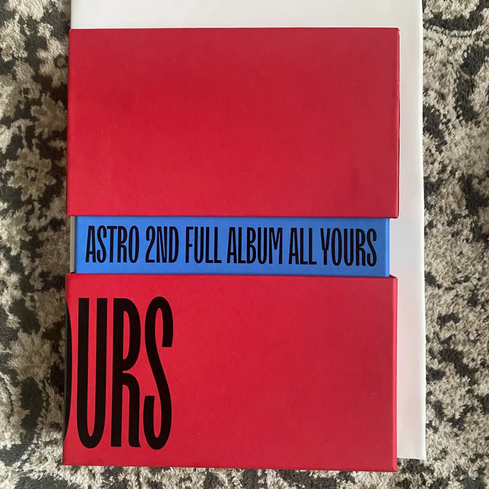 Säljer denna album från ASTRO!! Allt är i bra skick. Albumet inkluderar allt (photocards, message card, m.m) + en stor poster. . Övrigt.