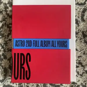 Säljer denna album från ASTRO!! Allt är i bra skick. Albumet inkluderar allt (photocards, message card, m.m) + en stor poster. 