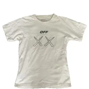 Jätte snygg Off-White x kaws t-shirt som passar perfekt till sommaren. Den är i storlek s men passar m. Priset kan diskuteras.  Tveka inte på att höra av dig vid frågor och funderingar!☺️😃👑
