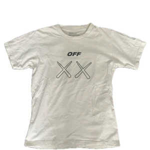 Off-White x Kaws t-shirt - Jätte snygg Off-White x kaws t-shirt som passar perfekt till sommaren. Den är i storlek s men passar m. Priset kan diskuteras.  Tveka inte på att höra av dig vid frågor och funderingar!☺️😃👑