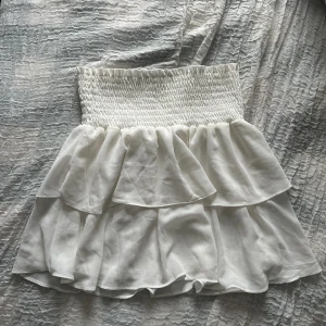 Chelsea kjol  - Kjol från chelsea, använd ca 2 gånger och super fin till sommaren, går även att ha som top💕