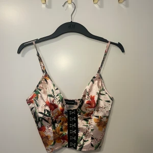 Floral top - Crop top med korsettliknande midja 