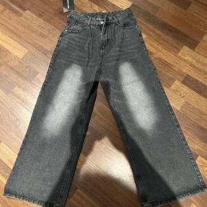 baggy jeans  - aldrig använt, för små för mig i midjan.