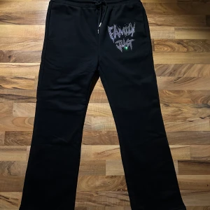 Family just DIAMOND PANTS - Helt nya köpta för två år sedan inte kommit till användning o sen glömt bort dom storlek XL allt medföljer från dom köptes nya