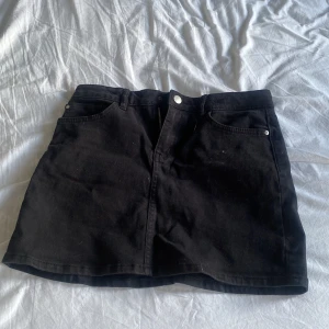 Svart mini jeanskjol  - En svart mini kjol från Lindex. Den är såå fin men tyvärr för liten för mig. Den är i super bra skick inte använd så mycket, KÖPAREN STÅR FÖR FRAKTEN. 