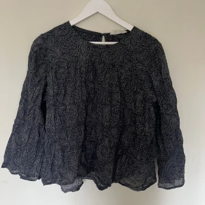 Blus oddmolly - Söt blus i blommigt mönster från odd Molly💞 Aldrig använd så mycket bra skick! 