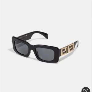 Versace solglasögon köpte på Vestiaire Collective. Pris går att diskutera☺️