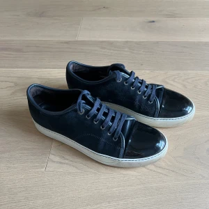 Lanvin Cap Toe Navy Sneaker  - Cond 8/10 - små tecken på användning                                                         Fler bilder vid förfrågan