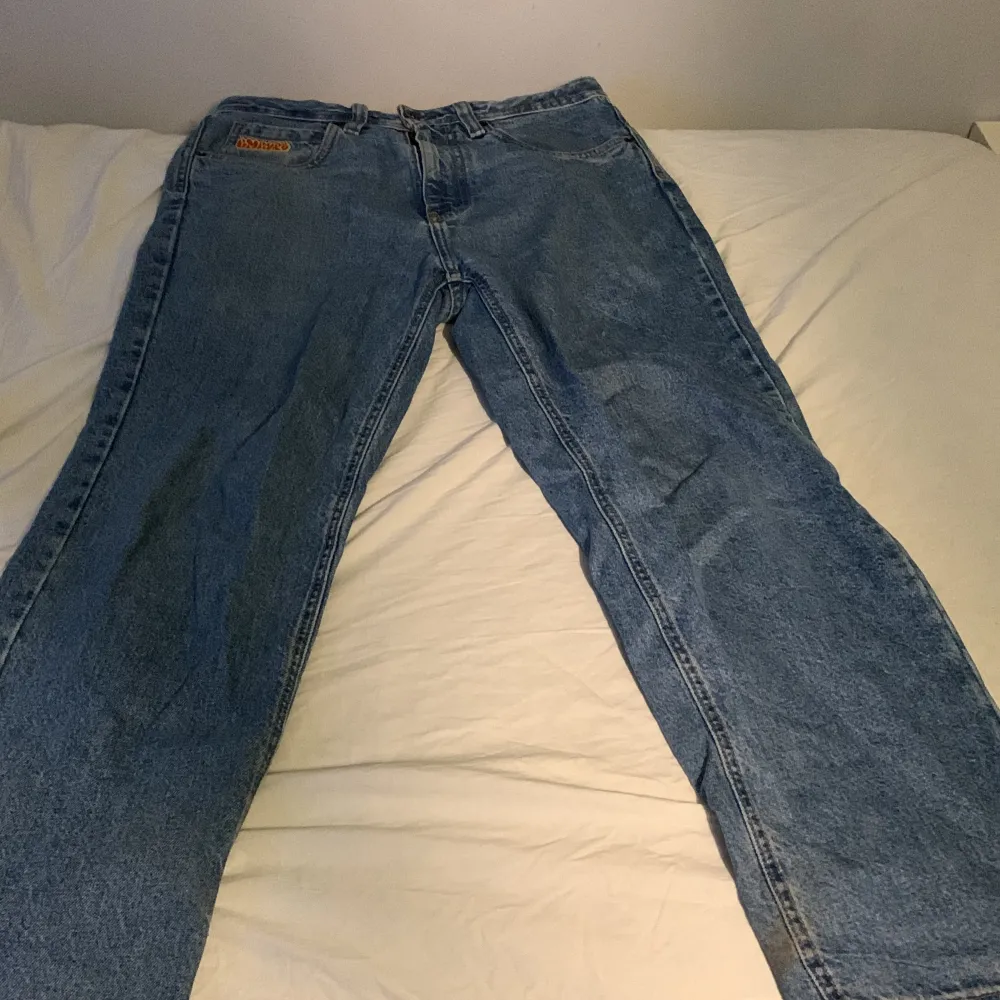 Blåa baggy empyre jeans köpta i somras för 750kr. Ganska fint skick utom lite slitna längst ner. Pris kan diskuteras.. Jeans & Byxor.