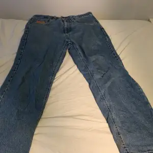 Blåa baggy empyre jeans köpta i somras för 750kr. Ganska fint skick utom lite slitna längst ner. Pris kan diskuteras.