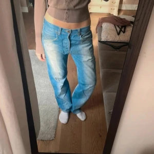 Levis vintage jeans - Väldigt långa, bäst för folk över 170 cm. Oversized, storlek är cirka 38 elr 40.