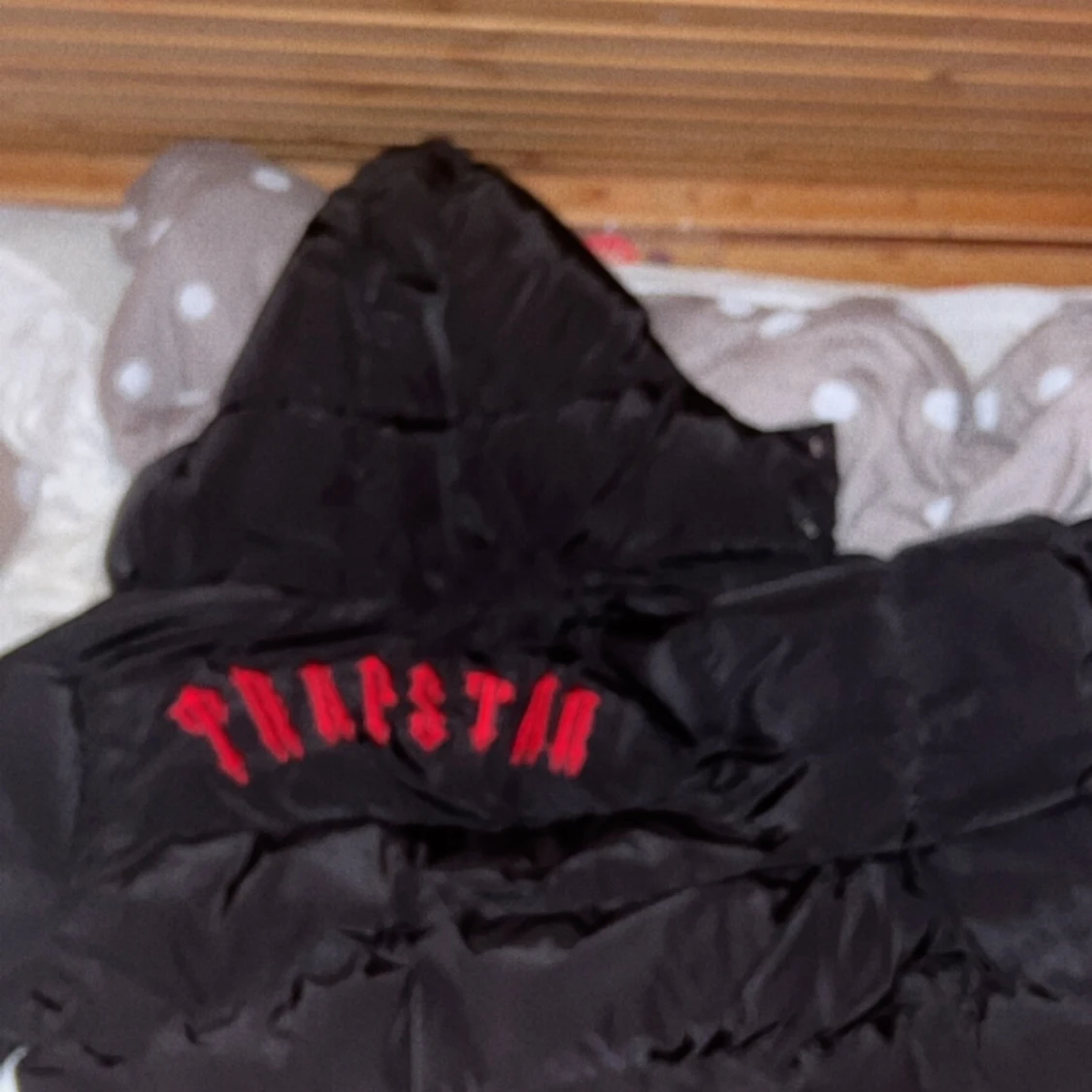 Jag säljer nu min Trapstar jacka för ja tycker inte om den längre och för att de inte riktigt är min stil nåt mer