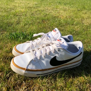 Nike skor - Jag vet inte riktigt vilken modell det är men säljer de för billigt pris, tveka inte att skriva om du har några frågor! 😊 