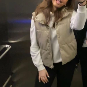 Beige väst  - En Beige väst från zara i bra skick 