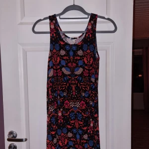 Klänning  - Mönstrad klänning från H&M.