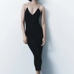 Zara långklänning  - Populär klänning från zara som utgått ur sortimentet! Storlek m men skulle passa S!! Prislappen är kvar. 