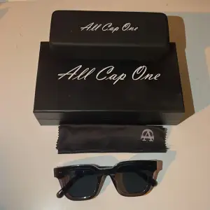 Säljer ett par All Cap One solglasögon.  Skick 10/10 (använda få gånger)  Pris kan diskuteras vid en snabb affär.