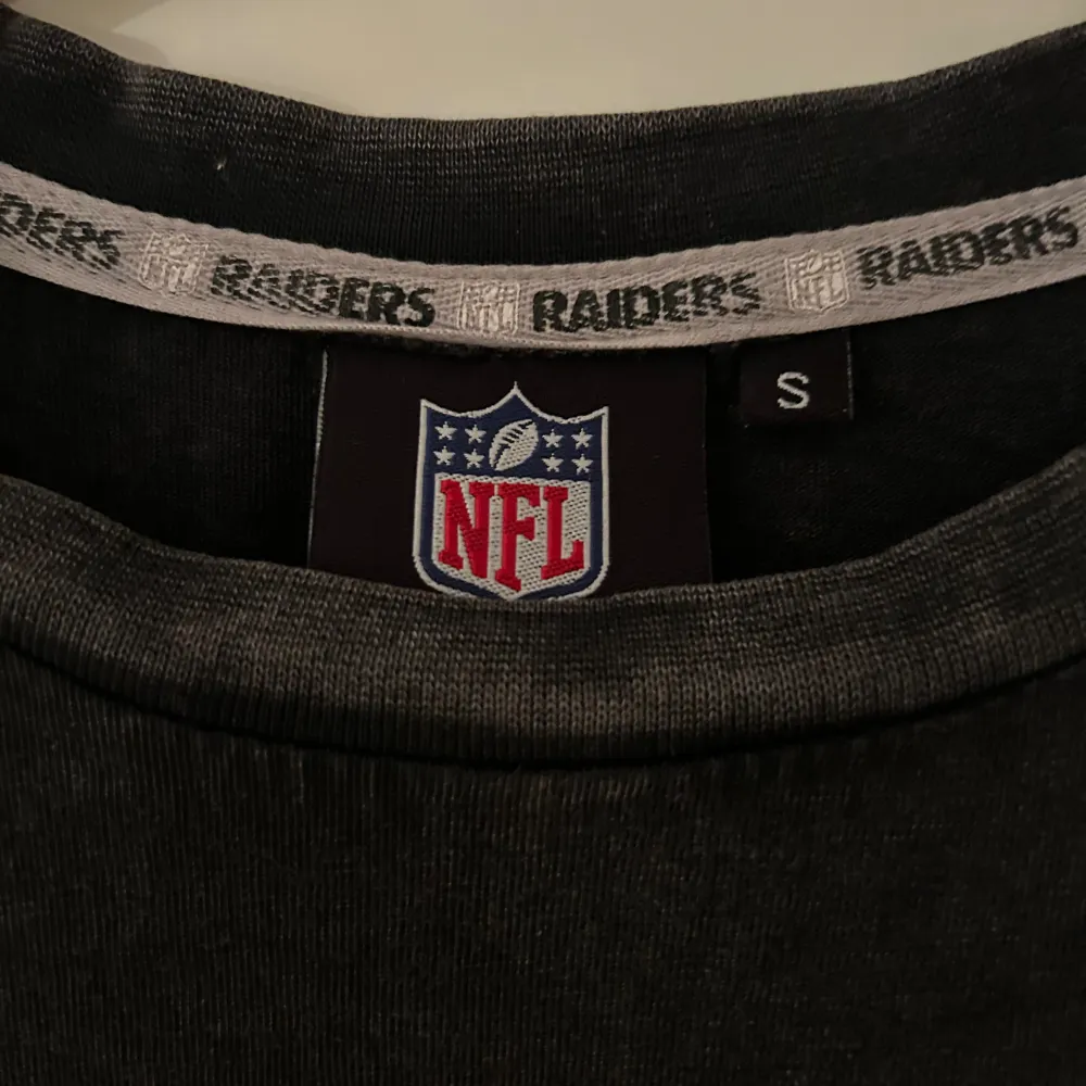 Kortärmad tröja i mycket fint skick. NFL Raiders  Färg: Snygg stentvättade svart  Storlek S. T-shirts.