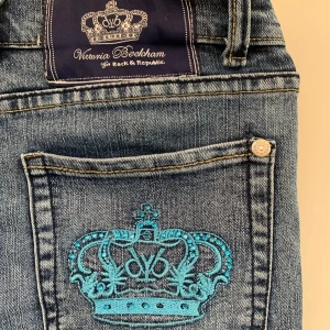 Victoria Beckham jeans - Jättefina Victoria Beckham jeans. Köpta här på plick men passar inte mig. Lite för korta på mig som är 160. Dem är uppsprättade längst ned men går enkelt att sy igen! Använd gärna köp nu om du inte har några frågor!