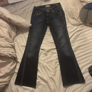 Y2k flared Cross jeans  - Tjoo säljer dessa as snygga jeans som inte passar mig !! Skiv för mått om du har frågor 💖💖dom har en liten pigment fläck men man märker inte den allas 