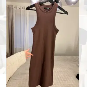 Denna bruna klänningen från bikbok, strechigt material, knälängd storlek s