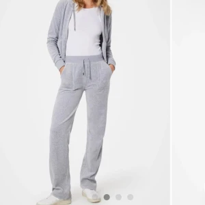 Juicy couture set  - Juicy Couture set i färgen Silver Marl. Både byxorna och koftan. Säljer då de inte kommer till användning. Setet är köpt från Jackie. Finns inga defekter alls! Byxorna är i storlek L och koftan M. Skriv för fler bilder privat! 