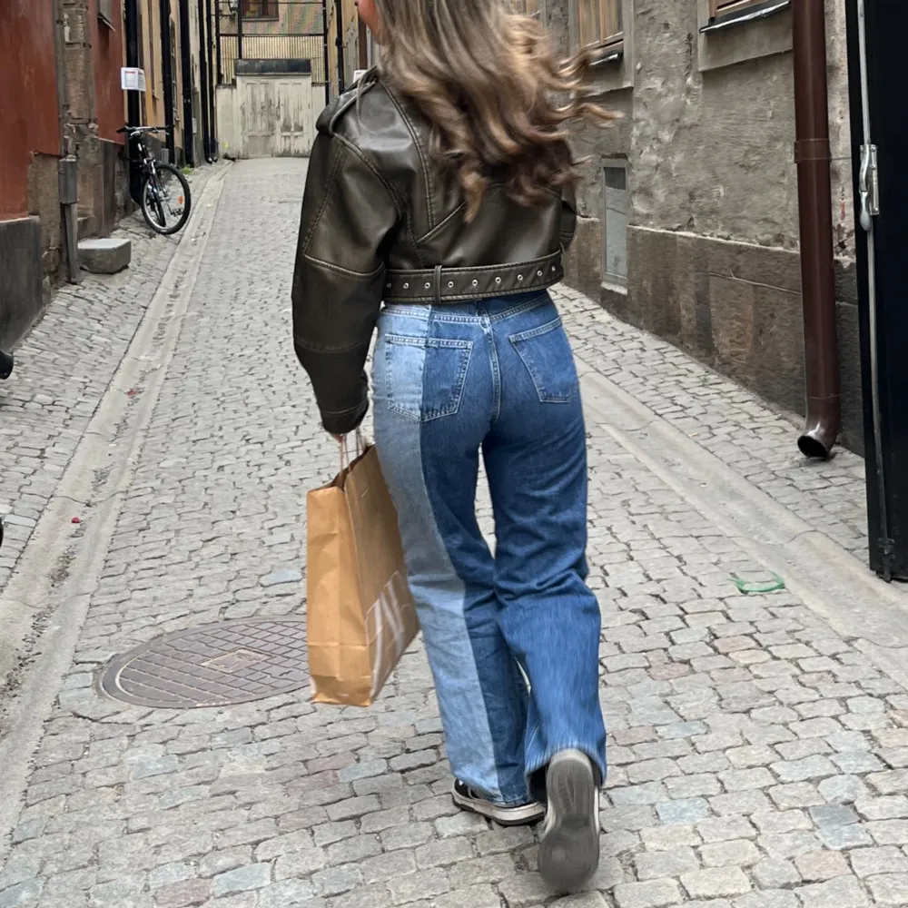 jag säljer mina gina jeans som jag bara har haft på mig ett par gånger. byxorna finns inte längre och är jätte unika. de gör en vanlig outfit till en speciell outfit 😍storleken är 38 men sitter som en 34 ( de är väldigt små ). Jeans & Byxor.