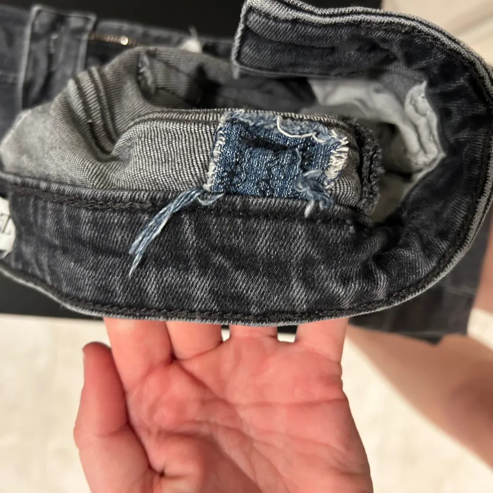 Säljer dessa jeans från zara som var jätte populär för något årsen🫶🏼dom är uppsydda för att passa mig som är runt 160.  Dom har en slitning och en lagning (se bild 4 och 5) därav priset🫶🏼. Jeans & Byxor.