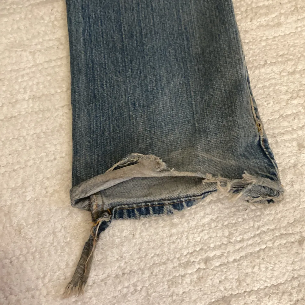 Jättesnygga bootcut jeans köpta på second hand som tyvärr inte kommer till så mycket användning längre💗💗strl står inte men passar perfekt för mig som är 162!. Jeans & Byxor.