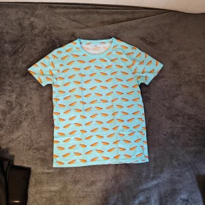 Biltema korv t-shirt - Biltema korv t-shirt oanvänd i nyskick. Storlek small. Skriv för frågor eller fler bilder! 🤝